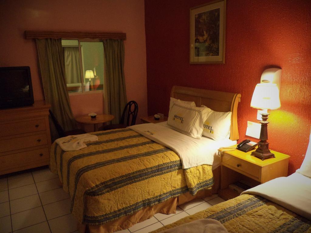 Hotel Diaz Тихуана Стая снимка
