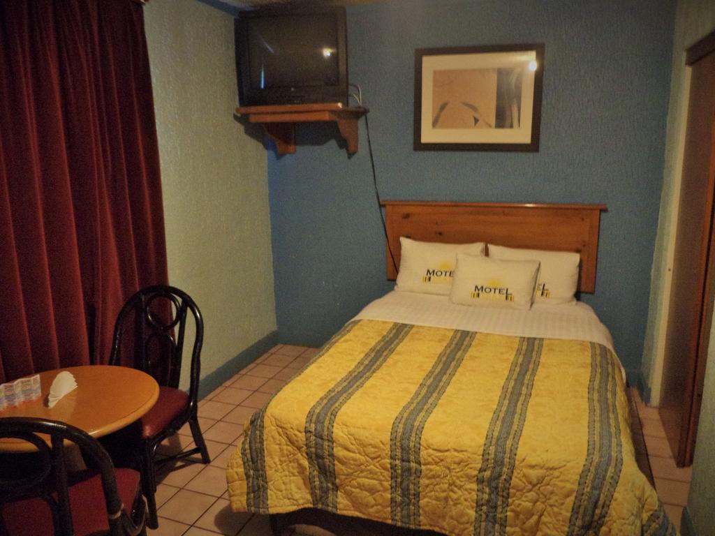 Hotel Diaz Тихуана Стая снимка