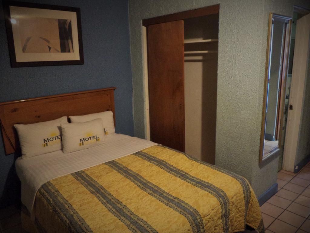 Hotel Diaz Тихуана Стая снимка